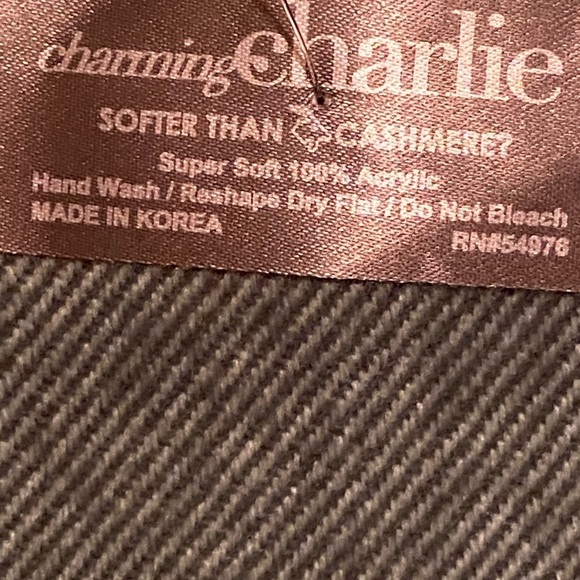 NWT Green and White Scarf - Picture 3 of 3